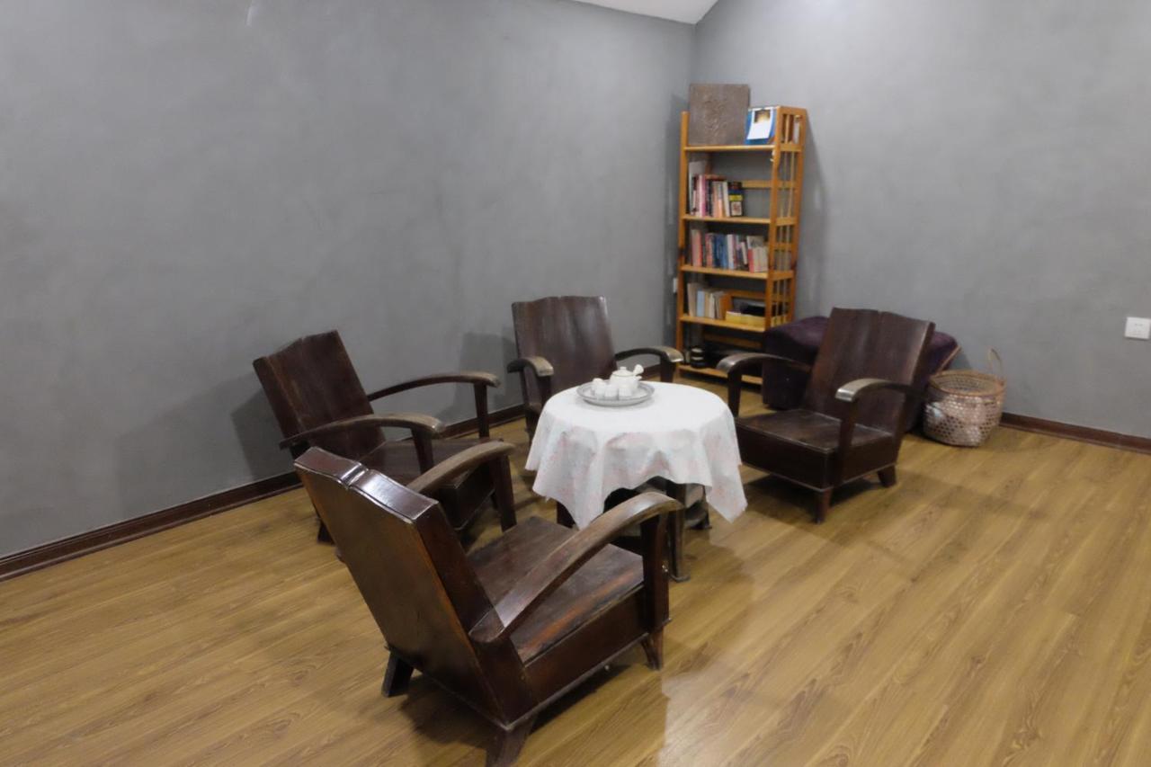 La Sen_Thu An_Phong Don Co Cua So Nhin Ra Ban Cong Daire Thon An Hoa Dış mekan fotoğraf